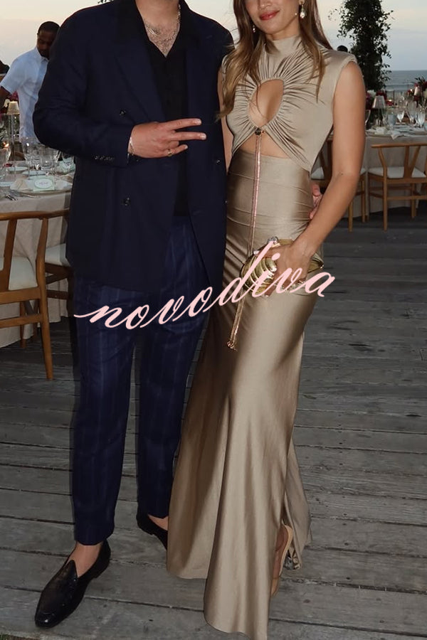 Elegantes hohles Maxikleid mit hohem Ausschnitt und elastischer, geraffter Büste – perfekt für einen stilvollen Look