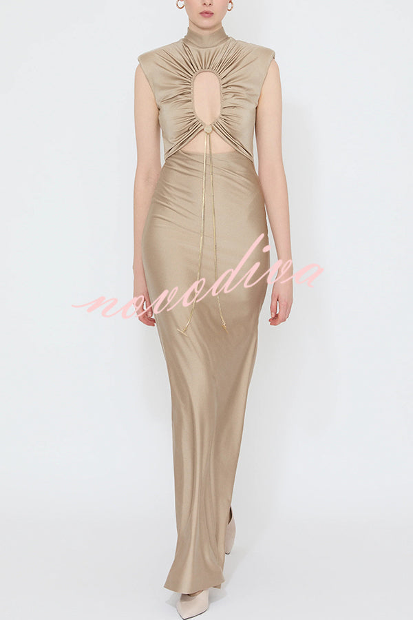 Elegantes hohles Maxikleid mit hohem Ausschnitt und elastischer, geraffter Büste – perfekt für einen stilvollen Look