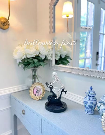 Bewegliches Skelett auf dem Fahrrad – Lustige Animatronik-Dekoration für Halloween und Partys