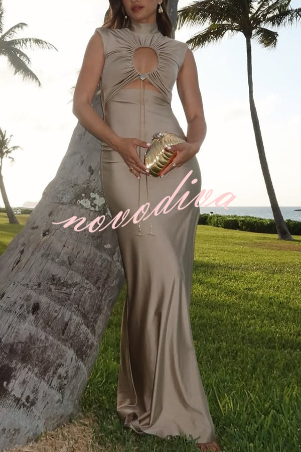 Elegantes hohles Maxikleid mit hohem Ausschnitt und elastischer, geraffter Büste – perfekt für einen stilvollen Look