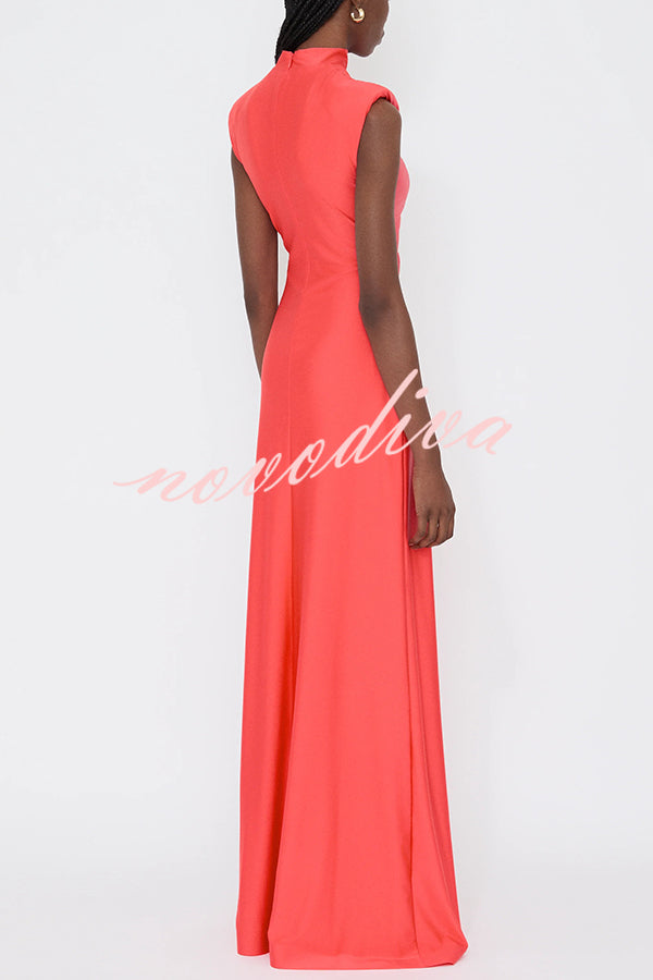 Elegantes hohles Maxikleid mit hohem Ausschnitt und elastischer, geraffter Büste – perfekt für einen stilvollen Look