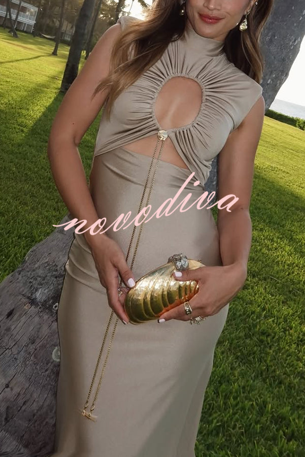 Elegantes hohles Maxikleid mit hohem Ausschnitt und elastischer, geraffter Büste – perfekt für einen stilvollen Look