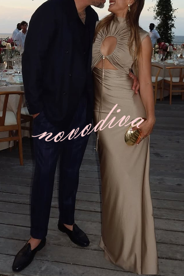 Elegantes hohles Maxikleid mit hohem Ausschnitt und elastischer, geraffter Büste – perfekt für einen stilvollen Look