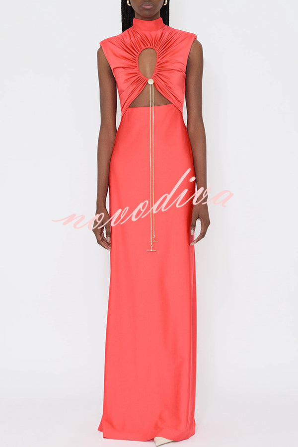 Elegantes hohles Maxikleid mit hohem Ausschnitt und elastischer, geraffter Büste – perfekt für einen stilvollen Look