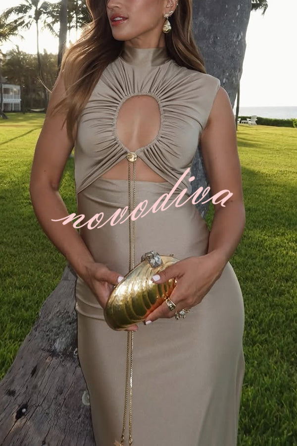 Elegantes hohles Maxikleid mit hohem Ausschnitt und elastischer, geraffter Büste – perfekt für einen stilvollen Look